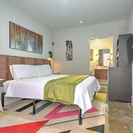 Hotel- Middle of Downtown Bristol, TN. Best location with Reserved Parking