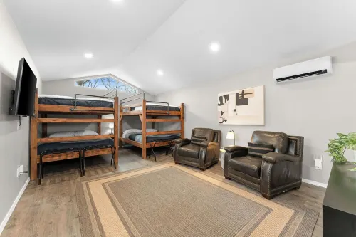 Charming 2-bedroom cabin in enchanting Branson with AC, WiFi