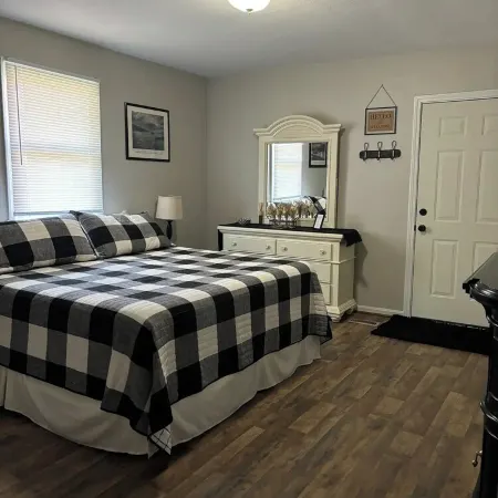 Riverside Retreat 2 ~ One Story ~ 3bd/2ba ~ Steps to the River & Main St