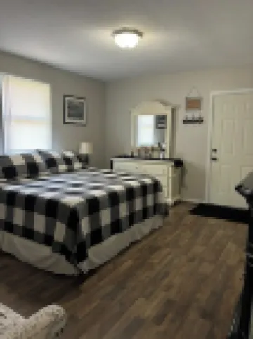 Riverside Retreat 2 ~ One Story ~ 3bd/2ba ~ Steps to the River & Main St