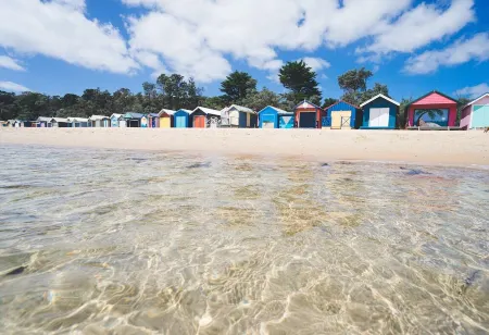 Charming Beach House - walk to the restaurants on Main St