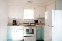 Eclectic 3-BR Lower w King Bed & Pack-n-Play & Fire Pit near Lake MI