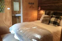 The Love Shack, Lake Rotoiti. Ultimate Lake Edge Escape