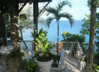 Spectacular clifftop house with hot tub next to sandy beach, stunning sea views โรงแรมใน