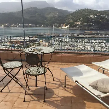 Sea front apartment with spectacular views over the harbor (AC, WIFI and SAT TV)