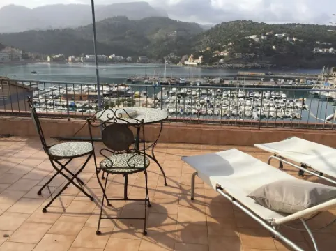 Sea front apartment with spectacular views over the harbor (AC, WIFI and SAT TV)
