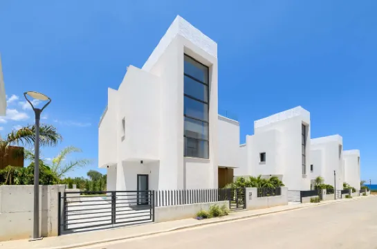 By the Beach - Blue Topaz Villa