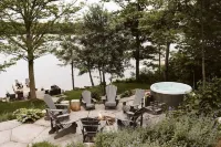 Charming Four Seasons Lake Front Renovated Cottage in Bala, Moon River Muskoka