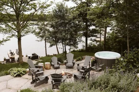 Charming Four Seasons Lake Front Renovated Cottage in Bala, Moon River Muskoka
