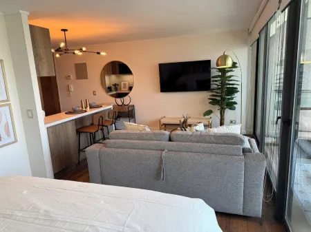 Chic 1-bedroom apartment in nice Las Condes with fitness room, WiFi Отели рядом с достопримечательностью «Clinica Las Condes»