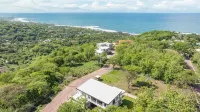 AG36 4-bdrm house w/ pool, central AC, & WiFi in the heart El Sunzal, Surfcity.
