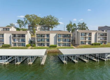 Perfectly located Lake Hamilton lake front condo. 5 miles to Oaklawn Race Track
