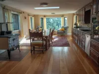 Spacious lakefront cottage, Salt Spring Island. Great sunsets, central location