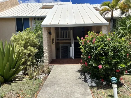 TROPICAL HAVEN Отели рядом с достопримечательностью «Salt River Bay»