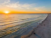 Bright & Modern ~ Heated Pool ~ Gated Beach ~ Pkg!