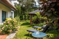 Ferienhaus Ankerherz - The house by the sea, 50 m to the beach and 800 square meter garden Hotels in Wustrow