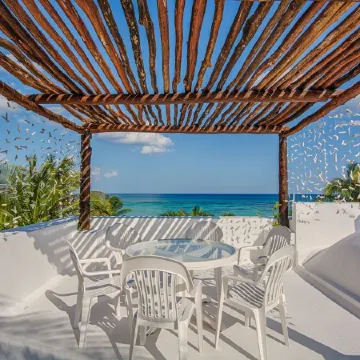 5-Star Experience! Oceanfront Villa w/ Private Beach + Pool, Snorkelling