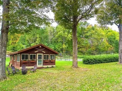Charming cottage w/private tennis court on Skaneateles Lake Hotels in Spafford