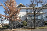 Mid-Century Modern Townhouse with High Views Hotels near Amtrak - Birmingham