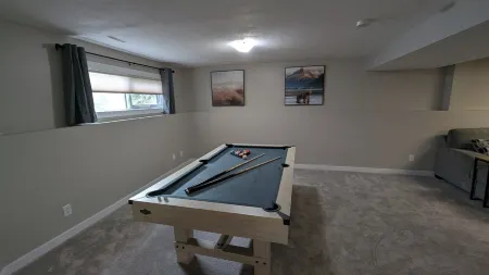 Peaceful and Inviting 4 Bedroom Bilevel House Отели рядом с достопримечательностью «ENMAX Centrium»