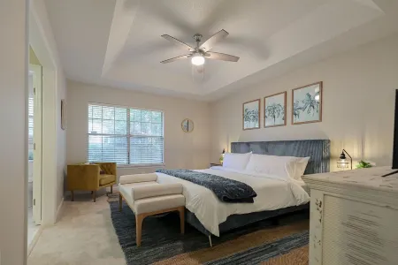 Awesome Game Room! Near Beach & Historic District! Sleeps 10! Pet friendly!