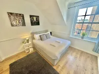 Roof Terrace Two Bedroom Apartment - Walk to Beach