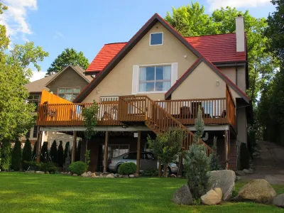 Puslinch Lake Waterfront Hotels near Picard Peanuts