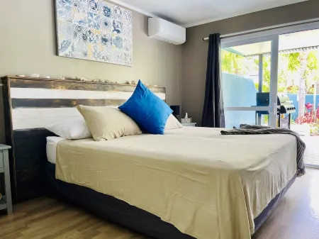 Taakoka Muri Beach Villa - beach front, paddle boards, kayaks, pool, free WIFI !