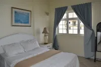 2-bedroom Gated Oasis with parking andPool Hôtels à : 