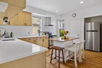Amazing remodeled house that sleeps 11! Walk to downtown Portsmouth and park 8+