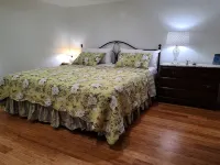 Serene, Spacious Lakefront Home in a Quiet Cove Hotels in Mecklenburg County
