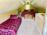 Cabin in Hocking Hills with Hot Tub, Fire Pit and Covered Back Deck.