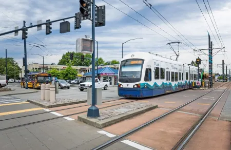 Affordable and Spacious unit 1 block from the Seattle Light Rail! Отели рядом со станцией Link Light Rail - Tukwila Station