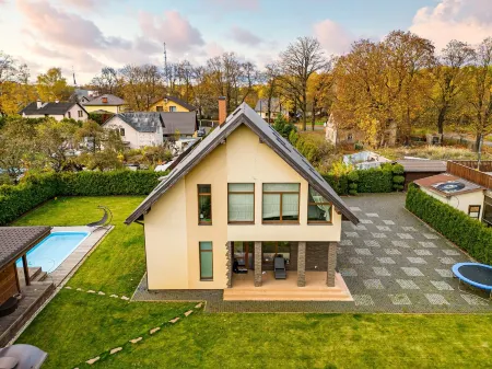 AmberVilla In a quiet place, next to the forest,near city center.Sauna with pool Отели рядом с достопримечательностью «Railway Station Shkirotava»