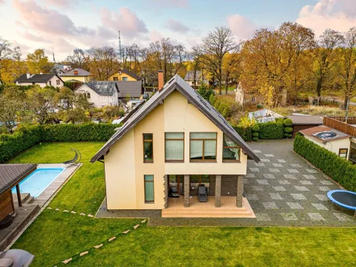 AmberVilla In a quiet place, next to the forest,near city center.Sauna with pool