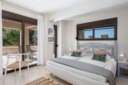 Exceptional villa with pool on the seafront