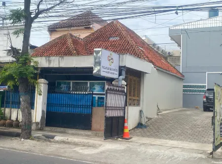Nganjuk Family Guest House Отели рядом с достопримечательностью «Симпанг Лайма Картохархо»