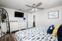 Cheerful "Bay B Shark" 2 bedroom canal front home- 2 min from the beach