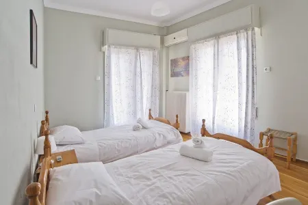Andromaxi 2BR Apt near SNFCC, AC, WiFi Отели в г. Калифея