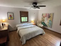 Spacious in-Town Family Home, Walk to Beach & Downtown, Quiet Retreat 샤를부아 호텔