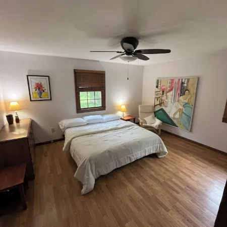 Spacious in-Town Family Home, Walk to Beach & Downtown, Quiet Retreat