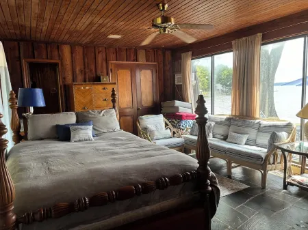 Waterfront Cabin: beach, hot tub, kayaks & panoramic lake views