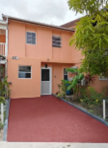 Elegant Villa on the Marina فنادق في 