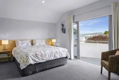 3 BR Holiday home - Steps to the lake and short, scenic stroll to town 달분화구 지열지대 주변 호텔