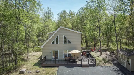 Antler Chalet - Sleeps 10, Hot tub, Gameroom ~ 4 minutes to Big Boulder! Отели в г. Танкханнок Тауншип