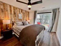 Luxurious pet friendly 4-bedroom cottage in Coe Hill with year round hot tub