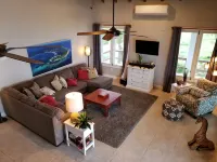 Coral Ridge House Main Floor - 1 Bedroom / 1 Bathroom - Spectacular Oceanfront Hotels in Utila