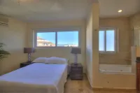 Farito Beachfront Penthouse, Surf & Paddle Board.