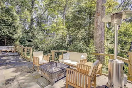 NEW LISTING! Waterfront cottage, hot tub, fire pit, gated community, pier, kayak