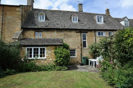 Pitchers is a Grade 11 Cotswold Stone House in the centre of Chipping Campden.